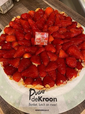 Aardbeienvlaai op harde wener bodem