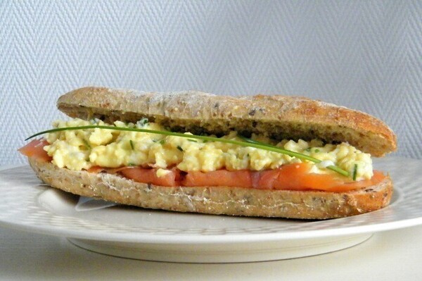 stokbroodje roerei gerookte zalm